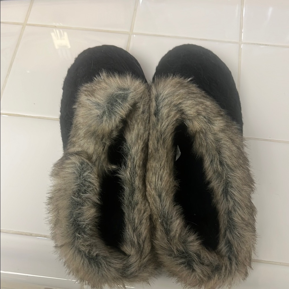 Cozy Black Faux Fur Women's Slippers
